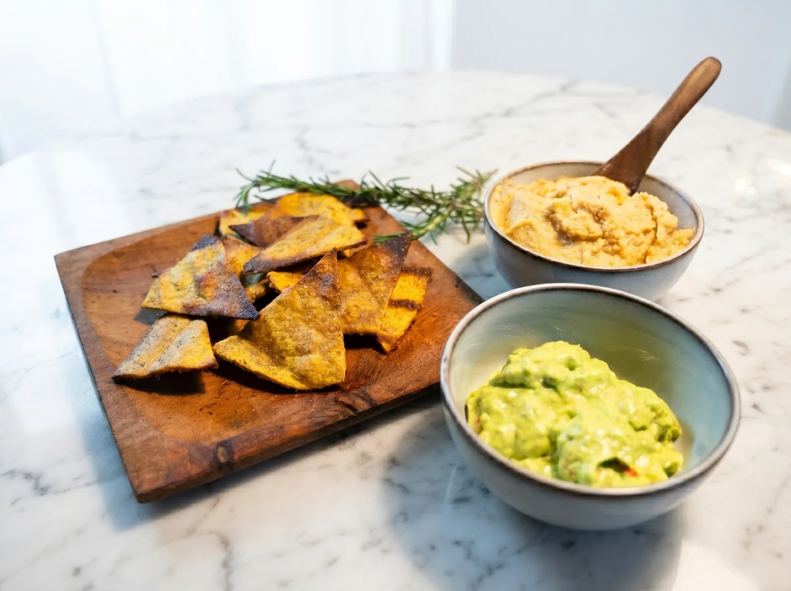 Chips de zanahoria con guacamole y hummus